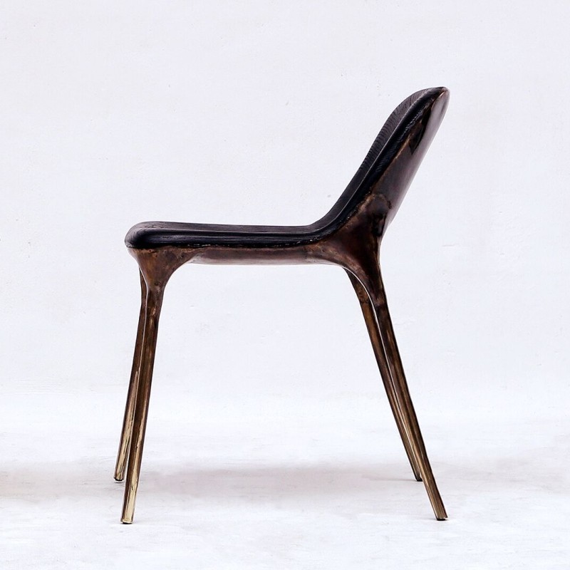 <a href=https://www.galeriegosserez.com/gosserez/artistes/loellmann-valentin.html>Valentin Loellmann </a> - Brass - Chaise noire avec dos plein